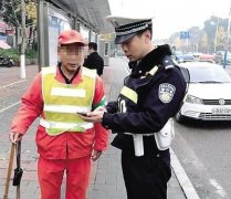 售票员将车厢垃圾扫马路上 还抢夺环卫工手机