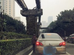 老太红绿灯处扒窗讨钱吓坏司机 网友：又无奈又心酸