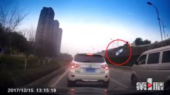 公路开斗气车造追尾 车主扔水瓶砸车还要动手