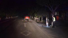 吓人！油罐车上竟挂了一个人