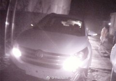 还未上牌的新车失控撞上院墙  砖头散落一地
