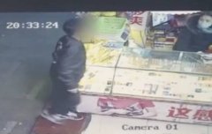 男子佯装买烟  抱着两千多香烟直接飞奔消失