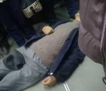 高峰期老人在轻轨上晕倒 为腾地没一人上