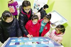 万州电子图书借阅机投用 读者可把图书借回家