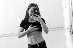 六块腹肌美女学霸 拳击赛15秒击倒对手