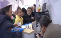 老太充值公交卡被告知是假钞 怀疑工作人员将钱调包