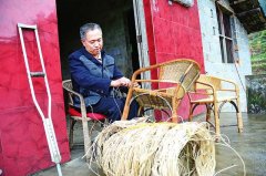 男子腿脚不便靠编织赚钱 两天做一把藤椅能卖120元