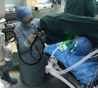 鱼刺刺穿食管壁  医生跪在地上给他做手术
