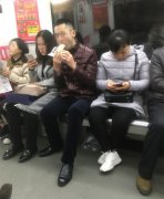 男子车厢内吃早餐 还将垃圾踢到座椅下面