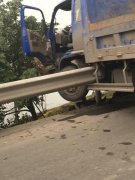 货车“跨栏”直冲池塘   所幸被树拦住了