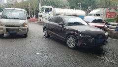 男子闯红灯连撞两车拒不认账 行车记录仪还原现场