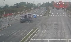 你抢“黄”我抢“绿” 两车抢行撞正着