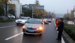 女司机撞飞摩托车 只因车流中低头看了一眼