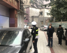大风一吹  “砰”一声砸中楼下小车