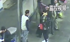 男子潜在身后  1秒“顺”走钱包