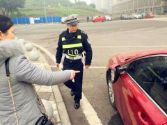 女子贪方便乱停车 一个晚上后视镜没了