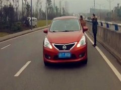 前车变道引发怒路症 强行超车将对方别上绿化带