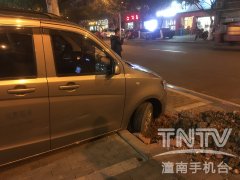 面包车遇到一个“坑”  动弹不得
