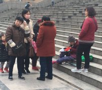 86岁婆婆自己缝垫子  还能穿针引线