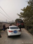 大货车与小车狭路相逢 勇者胜么？
