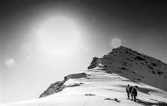 重庆一群大学生 登上雪山看星星