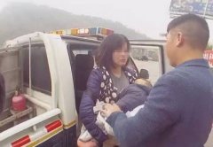 高速上和丈夫吵架  女子抱起小孩下车就走