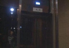 小区电梯运行途中失控 猛坠4层楼