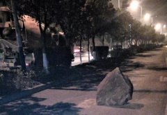 路中间多块大石头 女子深夜骑车撞惨