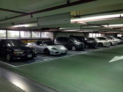 没开通手机支付  他被堵在停车场出不来