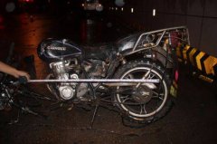 他以为不会被查 却先撞到了路边挂车