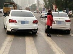 奔驰正在掉头 福特来不及刹车对直撞上去