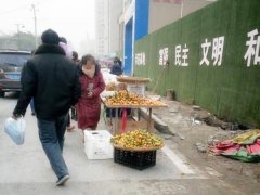 商贩马路上摆摊  车流不断心慌慌