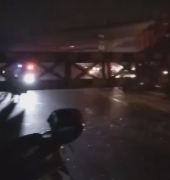 货车刮倒限高架砸中面包车 车头严重变形