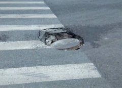井盖凹陷 出租车路过险些被“坑”坏