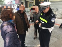 三名学生报警捡到钱包却不留名  民警18小时后找到失主