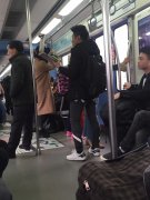 重庆轻轨3号线上现“喊麦哥”  网友：太拼了