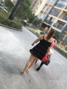 女子寒风中穿吊带逛街 路人：她只用穿夏装