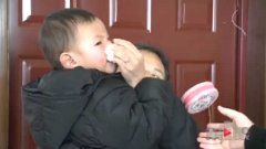 两岁孩子突然昏厥 的哥连闯红灯紧急送医