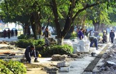 万州区北滨路修补人行道地砖 营造舒适出行环境