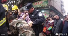 老人腿陷路缝动弹不得  暖心民警充当人肉支架