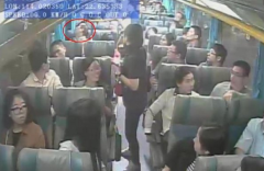 男子发病突晕倒  客车司机直奔医院救人