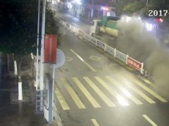 凌晨街道突发燃爆 浓烟滚滚火花四溅