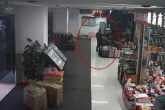 只偷一家 笨贼偷包终被抓