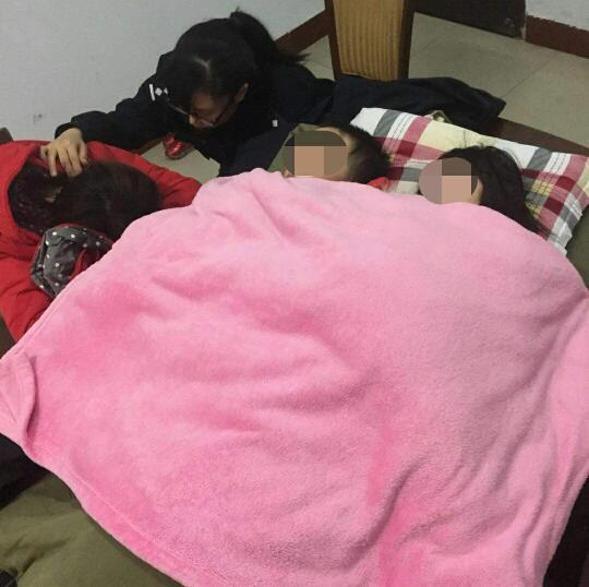 痛心！妈妈轻生投江 一双儿女哭喊着紧随其后