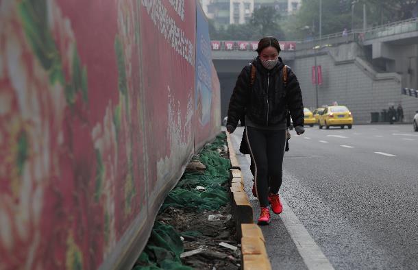 一位市民在马路上逆向行走。