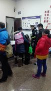 女子乘坐公交急于下车  不慎撞伤小女孩