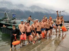 看着都冷！ 雪下勇士挑战冬泳长江
