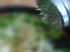 食客想吃重口味米线 结果吃到一把牙签
