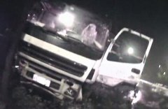 重型罐车“打滑”连撞8棵大树