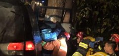 雨天突发车祸四人被困 消防紧急救援